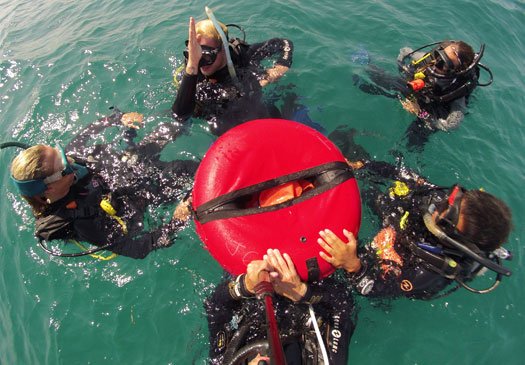 Unterricht im offenen Wasser während PADI IDC Bali