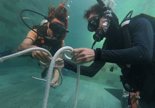 Oefenen in het zwembad tijdens je PADI IDC op Bali